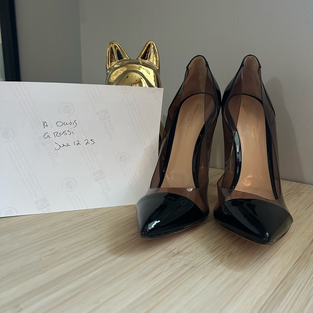 Gianvito Rossi Black Heels Classic Pointed-Toe Design